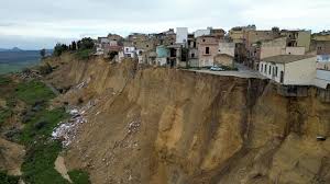 シチリア島の大規模地滑り現場 崖の縁で建物が傾き始める（AP通信）