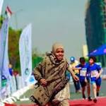 صور.. بائعة المناديل بنت أسوان