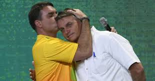 Flávio Bolsonaro adota cautela sobre prisão domiciliar a Jair Bolsonaro