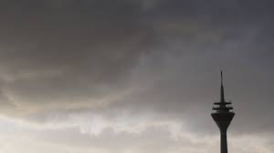 Schwere Sturmböen in NRW: Bäume stürzen auf Straßen und Schienen