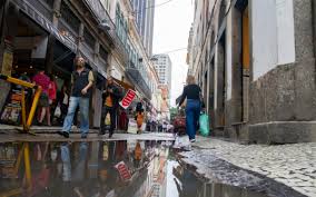 FOTOS: chuva persistente muda rotina de cariocas e turistas em pleno verão no Rio