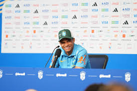 Elogiado, Douglas Santos quer seguir “alegrando todo torcedor brasileiro”