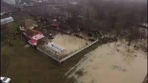 Inundațiile au făcut prăpăd în mai multe județe. Apele au acoperit sute de hectare și au pătruns în gospodării