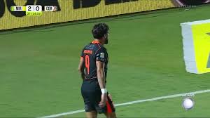 Yuri Alberto tabela de letra com Lingard e chuta para defesa de Walter