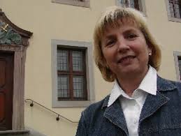 ... weiter im Neuhöfer Rathaus Chefin sein: Bürgermeisterin Maria Schultheis