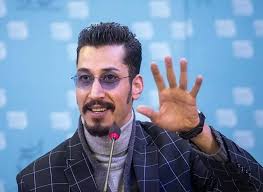تصویر هنری و سیاه‌وسفید بهرام افشاری در حال ریلکس کردن!