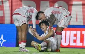 En medio de los insultos, el japonés Kida le dio el empate a Argentinos ante Barracas: golazo de Insua