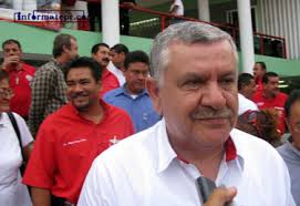 En la parte posterior el director de Catastro Municipal, Rogelio Quiroz, quien el año pasado amenazó a los colonos con denunciarlos ante el Ministrio ... - anaya_quiroz