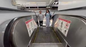 Caen en escaleras eléctricas 12 personas, tres de ellas fueron trasladadas a un hospital