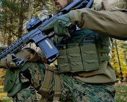 AR15 stored in a protective case, ready for future use. A tactical image from Unsplash.的图片