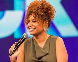 Karine Alves assina contrato com a ViU, área da Globo dedicada a influenciadores digitais