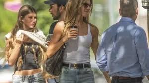 Gisele Bündchen e filha Vivian encantam com looks iguais em NYC