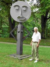 <b>Ludwig Gebhard</b> vor seiner Skulptur im Park in Landsberg am Lech, Juni 2005 - lg1_kl