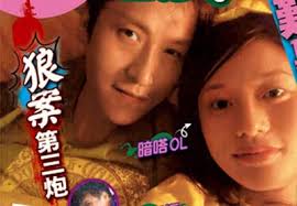 Trong ảnh, Đức Chung và cô gái mặt sát mặt, cười rất tươi, nhìn thẳng vào máy ảnh. Cả hai thậm chí còn mặc áo đôi. Một trong số những bức ảnh Mã Đức Chung ... - maducchung1jpg1323253880