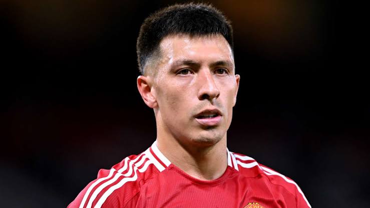 Lisandro Martinez injury blow for Man Utd! Red Devils staff to assess  defender after arriving at Argentina camp unfit | Goal.com UK