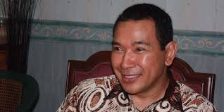 Kapanlagi.com - Pernah berurusan dengan hukum ternyata tidak menyurutkan niat Tommy Soeharto untuk mendalami bidang hukum. - tommy-soeharto-raih-gelar-sarjana-hukum-f32e85