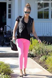 Jessica Alba ose le jean rose bonbon pour le printemps, porté avec ... - 827360-a-637x0-2