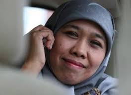 ID, JAKARTA - Muslimat Nahdlatul Ulama serius menggarap eks tenaga kerja wanita (TKW) dan janda muda melalui pembekalan keterampilan yang bernilai positif. - khofifah_indar_100407170336