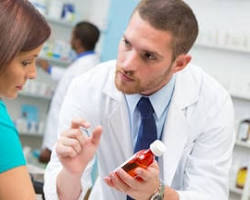 Image de pharmacist consulting with a patient