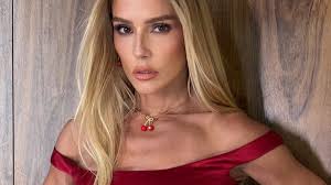 Vizinho pede indenização a Deborah Secco por vazamento em apartamento