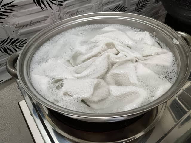 Phương pháp 4: Tẩy luộc khăn bằng Nước Nóng Đun Sôi Định Kỳ (Giải pháp cơ bản)