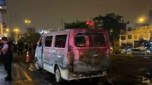 Extorsionadores incendian una miniván con un conductor adentro y lo matan en Perú
