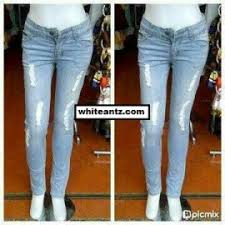 Hasil gambar untuk celana jeans robek wanita