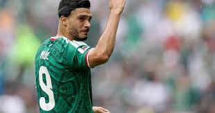 Raúl Jiménez usa protector en la cabeza tras fractura de cráneo sufrida en la Premier League