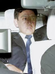 Yoshiaki Murakami leaves a prosecution facility in Tokyo&#39;s Kasumigaseki district Thursday afternoon, freed on 700 - nb20070720a1a