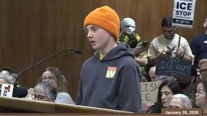 Niño estadounidense denuncia los métodos de ICE frente a políticos de una ciudad de California