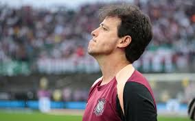 Torcedores do Corinthians mandam recado a Fernando Diniz após derrota em casa