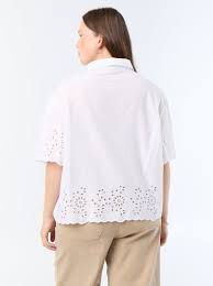 Camisa de manga corta con bordado calado