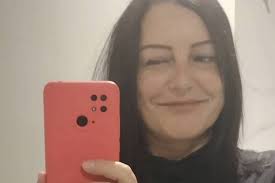 Justiça condena comentarista a indenizar jornalista por dizer que ela assumiu cargo por meio de cota racial