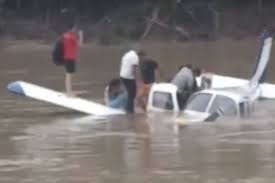 Avião com sete pessoas faz pouso de emergência em rio no Acre