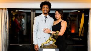 Jayden Daniels' Japanese Flag: Why the Commanders QB Wears It! - Imagen principal del artículo