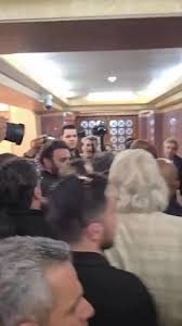 ازدحام شدید هنگام ورود علی دایی به مراسم ختم اکبر عبدی