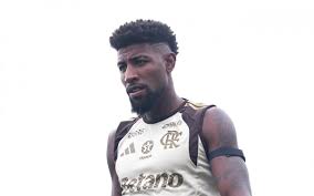 Emerson Royal fala sobre críticas e projeta volta por cima: 'Sei do meu potencial'