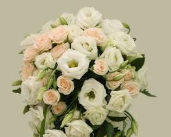 Изображение: Каскадный свадебный букет из роз