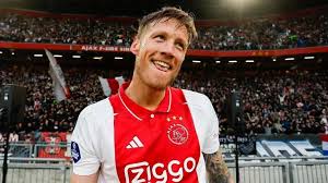 Wout Weghorst aponta para o PSV após deixar o Ajax sem transferência para o FC Twente