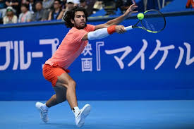 Carlos Alcaraz avanzó en Tokio por el retiro de Denis Shapovalov y aseguró un finalista español