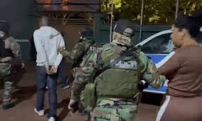 Homem apontado como chefe de facção criminosa em bairro de Salvador e companheira são presos na Bolívia; dupla vivia em casa de luxo avaliada em R$ 6 mi