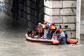 Paura sul Tevere, motore in avaria e barca alla deriva: salvati tre settantenni