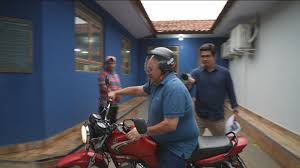 'Vou em casa e já volto': vereador cassado por compra de voto foge de moto após pergunta de repórter