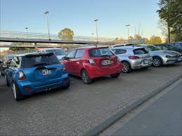 Fluggäste blockieren Parkplätze am Bahnhof in Kevelaer – Anwohner sind genervt