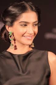 ... classy color block Huemn and Suhani Pittie sari and was styled by her sister Rhea Kapoor. Sonam Kapoor wearing Sunita Kapoor earrings - sonam-kapoor-cannes-press-conference-418x628