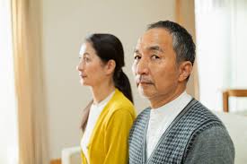 65歳以上無職夫婦世帯「家計収支や貯蓄額」はいくらか【60歳以上】がしている「公的年金・保険以外の備え」とは？（LIMO）