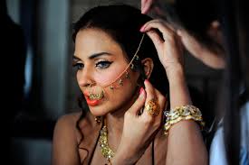 Model Fauzia wears traditional bridal jewellery as she prepares to take to the catwalk on the first day of the Bridal Couture Week in Karachi April 19, ... - pak009_pakistan-_0420_11_24405051