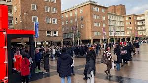 Hundreds queue for 1p football shirts