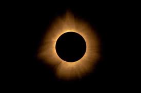 Fenômeno astronômico raro escurecerá o céu por sete minutos e atrai turistas do mundo todo