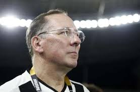 Textor chega ao Nilton Santos e evita contato com a torcida do Botafogo